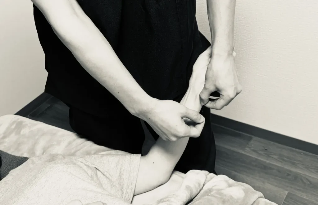 生姜の効能|腹診でお腹の状態を確認しているようす|札幌 東洋中村はり灸院