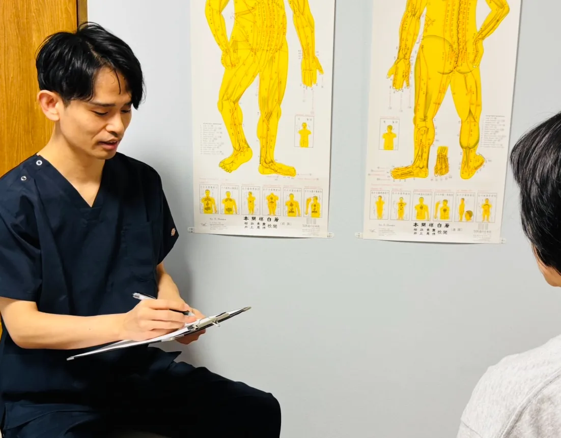 東洋中村はり灸院 四診（脈診・腹診）の様子
